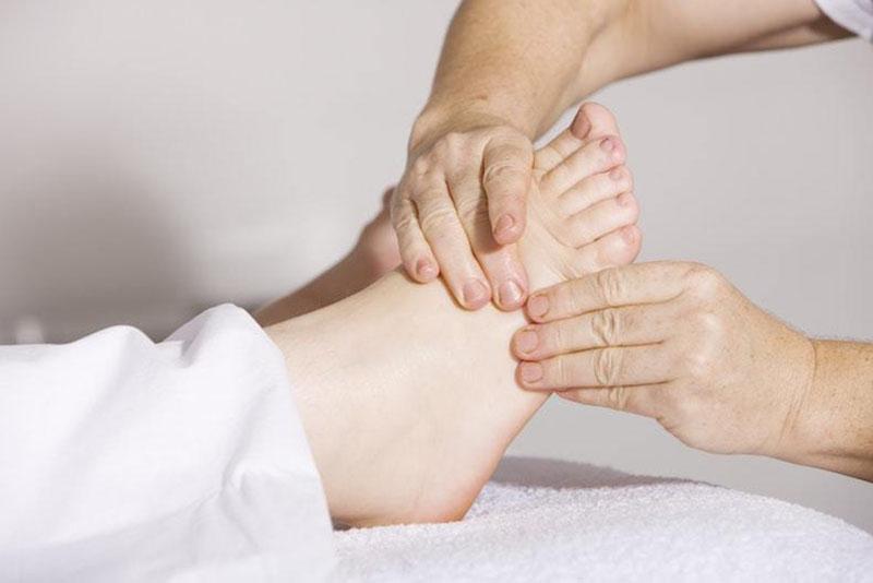 Masser les pieds, l’une des manières efficaces pour réduire l’œdème pendant la grossesse